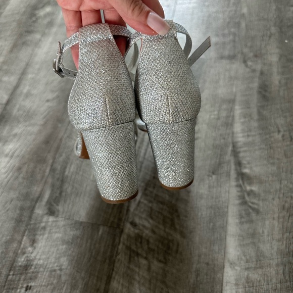 Dream Pairs Ankle Strap Silver Shining Chunky Heels Sandals Size 8 - Picture 2 of 8